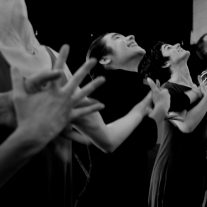 Brigid Baker no descansa e insiste en la conexión humana y el amor