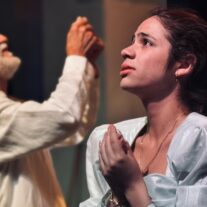 ‘Mucho ruido y pocas nueces’: los personajes de Shakespeare hablan español