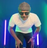 Vanito Brown presenta su ‘Boca arriba y sobrecama’ en el emblemático Hoy como Ayer de La Pequeña Habana.