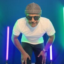 Vanito Brown presenta su ‘Boca arriba y sobrecama’ en el emblemático Hoy como Ayer de La Pequeña Habana.