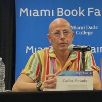 La lectura de un poemario de Carlos Pintado y la persistencia de una fragancia