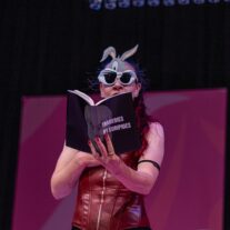 Una Kassandra inolvidable en inglés chapurreado